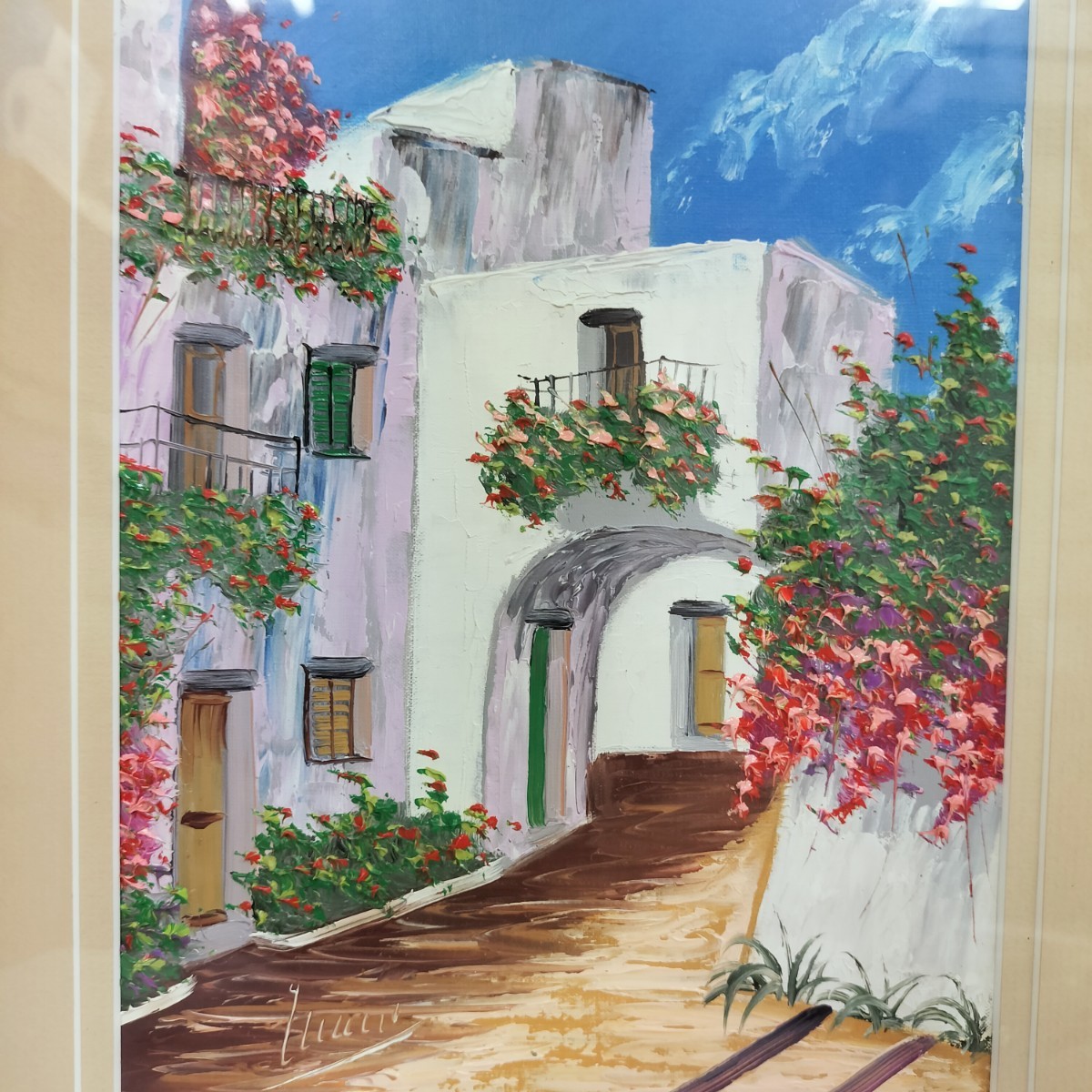 【USED】 油絵 肉筆 白い家と青空と花 欧風の街並み 風景画 額縁付き 39×30 直筆サイン インテリア アート リビング_画像2