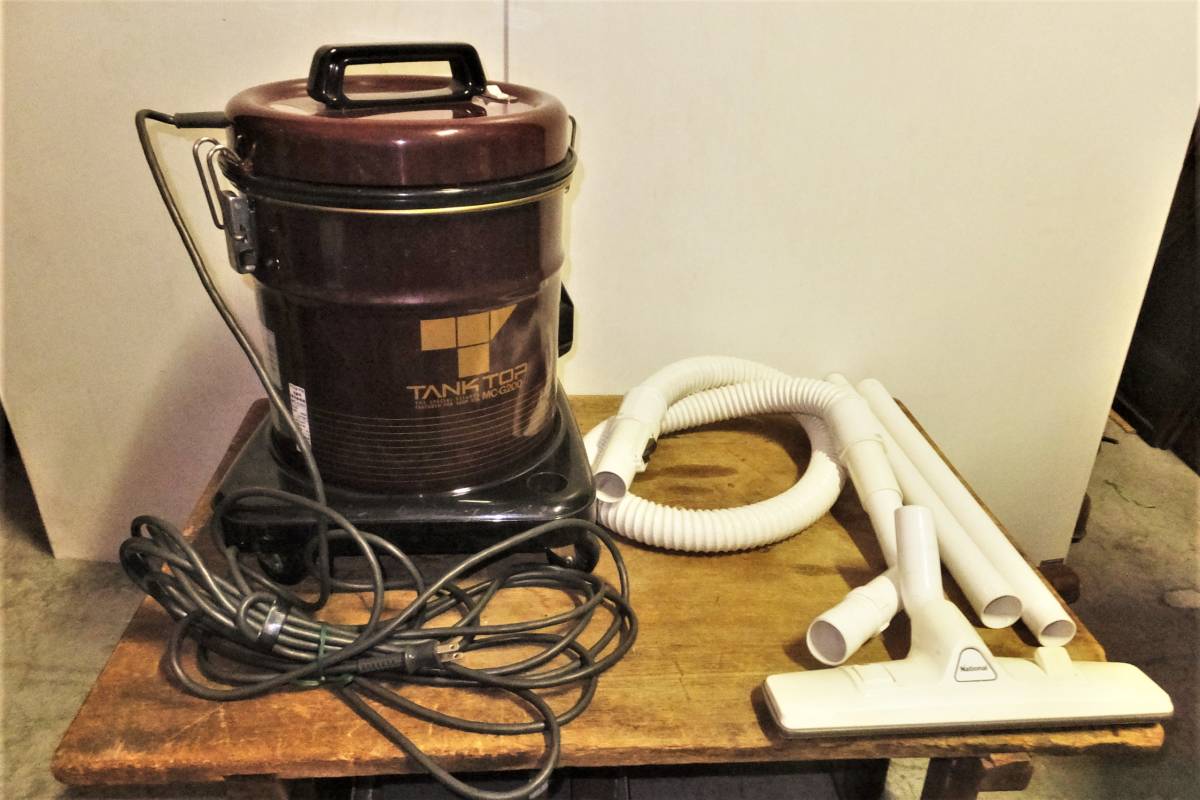 ファッションデザイナー 良品 中古 掃除機 ナショナル て-196 ★ 店舗用 重さ8.4kg 幅35cm 大きさ/約寸:高さ44 箱なし キャスター(コロ)付 MC-G200 通電OK 集塵(しゅうじん)機 ファッションデザイナー 良品 中古 掃除機 ナショナル て-196 ★ 店舗用 重さ8.4kg 幅35cm 大きさ/約寸:高さ44 箱なし キャスター(コロ)付 MC-G200 通電OK 集塵(しゅうじん)機