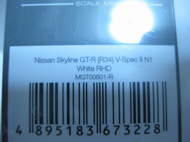 MINI GT 1/64 Nissan Skyline GT-R (R34) V-Spec Ⅱ N1 ホワイト ボンネット カーボンブラック_画像7