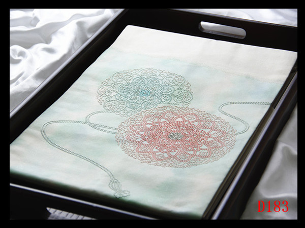 【D183】厳選逸品　相良刺繍　宝相華紋　象牙色地　気品豊かに　正絹高級美術名古屋帯　◇検◇簪着物名古屋帯袋帯帯締め_画像1