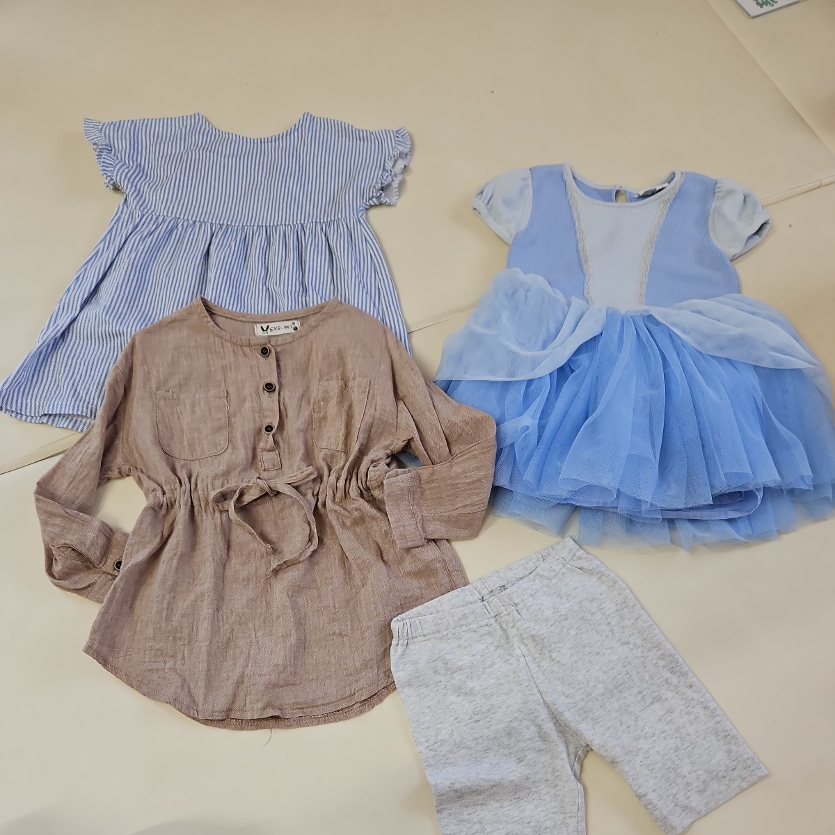 80cm ～85cm　ベビー服まとめ売り　ディズニー含むワンピース2枚　チュニック1枚　ハーフパンツ1枚_画像1