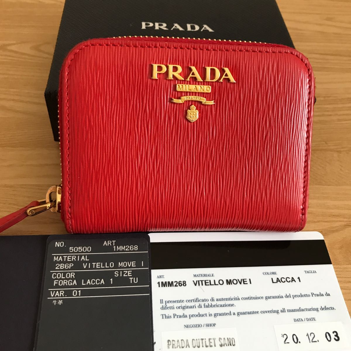 極美品　PRADA プラダ　コインケース　ミニ財布　赤　レッド　小銭入れ レザー 本革 ラウンドファスナー 