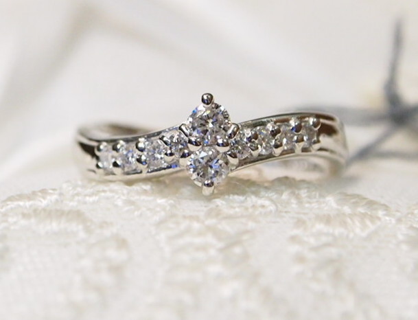 スーパーセール 半額タイムセール シンプル 0.30ct トータル 天然ダイヤ プラチナ900製 送料無料 新品 ウェーブ 指輪/即決有 風 一引 一文字 在庫処分/Pt900 リング デザイン プラチナ台