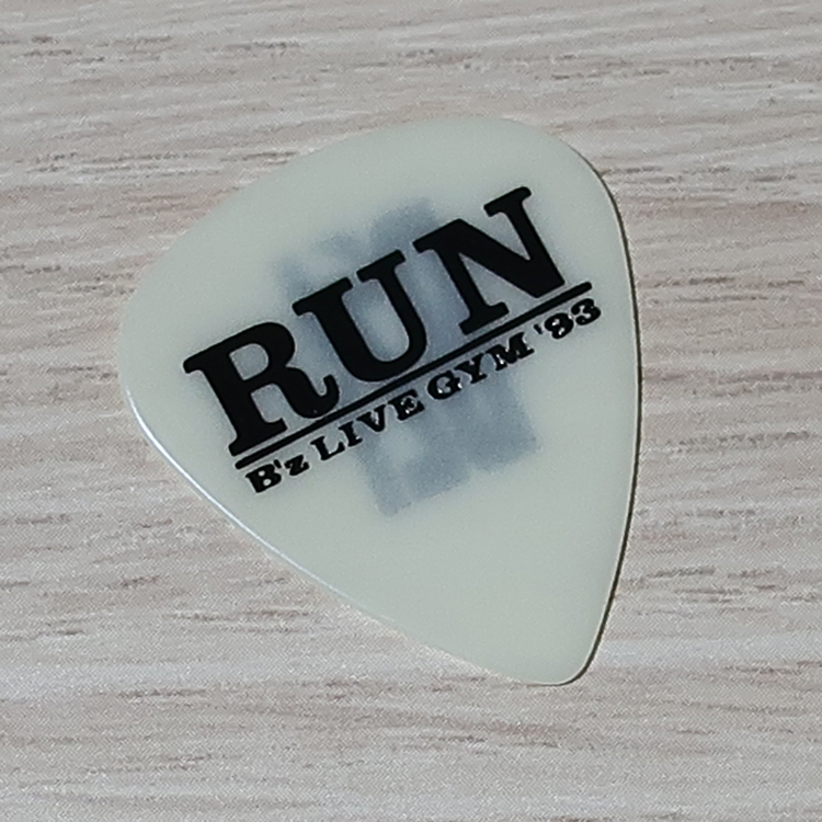 B'z ギターピック RUN (蓄光) LIVE-GYM '93 Tak Matsumoto 松本孝弘 初期 1993 公式ツアーグッズ Guitar Pick_画像1