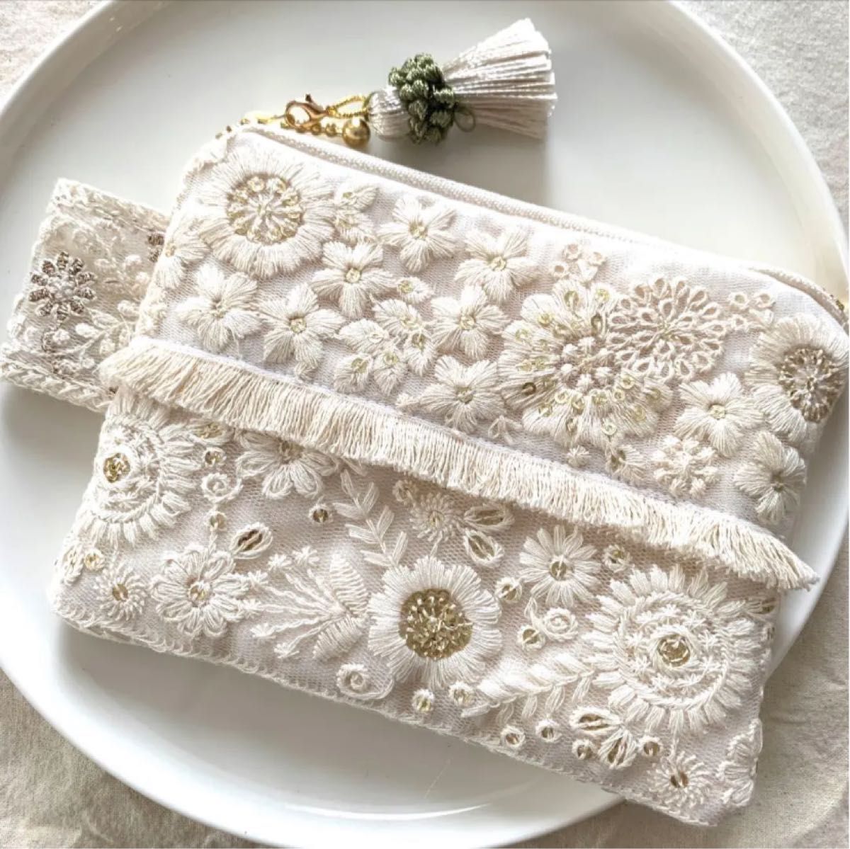 【no.29】 タッセルチャーム付き タグ付き インド刺繍リボンポーチ(M)