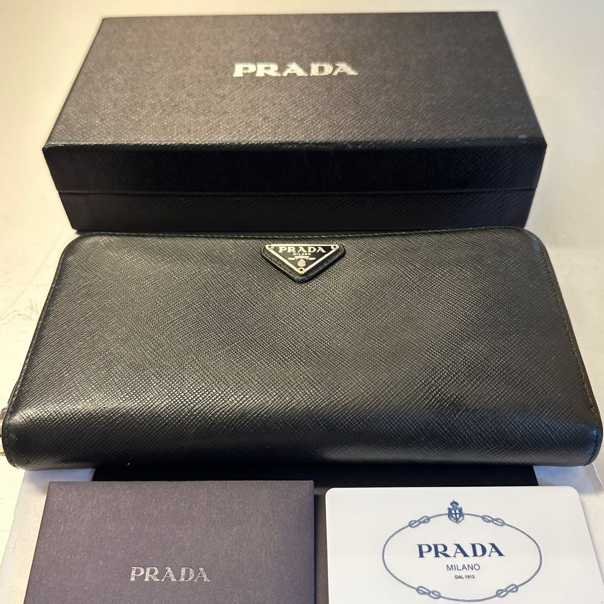 新品同様! プラダ PRADA 財布 長財布 サフィアーノ ラウンドファスナー