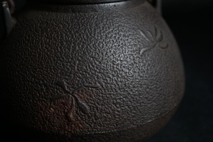 【五山】龍文堂造 銅蓋水仙紋宝珠形鉄瓶　ｎ-27    原文:【五山】龍文堂造 銅蓋水仙紋宝珠形鉄瓶　ｎ-27