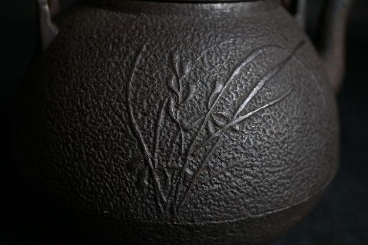 【五山】龍文堂造 銅蓋水仙紋宝珠形鉄瓶　ｎ-27    原文:【五山】龍文堂造 銅蓋水仙紋宝珠形鉄瓶　ｎ-27