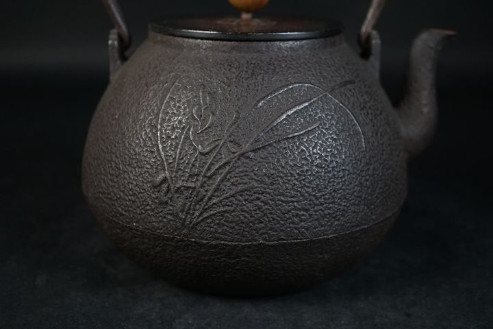 【五山】龍文堂造 銅蓋水仙紋宝珠形鉄瓶　ｎ-27    原文:【五山】龍文堂造 銅蓋水仙紋宝珠形鉄瓶　ｎ-27