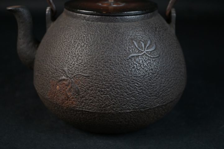 【五山】龍文堂造 銅蓋水仙紋宝珠形鉄瓶　ｎ-27    原文:【五山】龍文堂造 銅蓋水仙紋宝珠形鉄瓶　ｎ-27