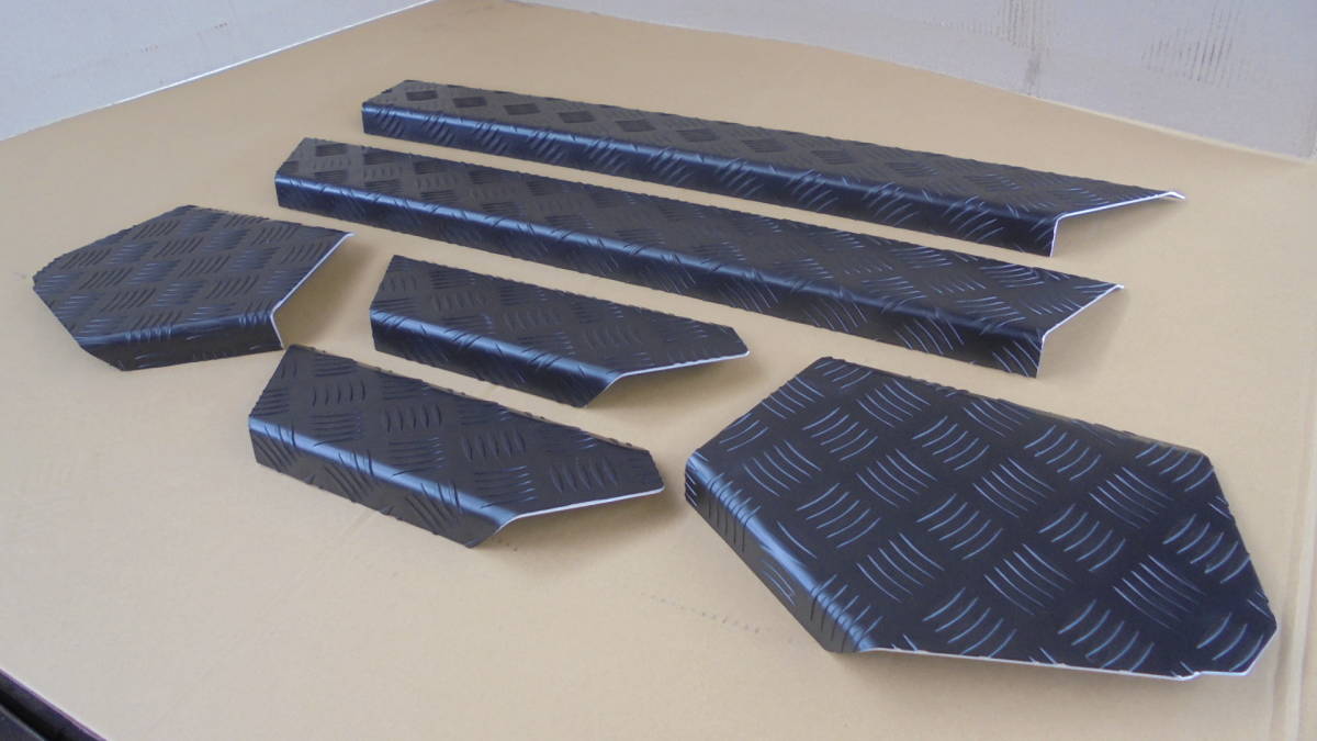 ハイエースバン　２００系　S－GL　デュアルパワースライドドア　スカッフプレート　アルミ製縞板　アルマイトブラックカラー　　_画像6