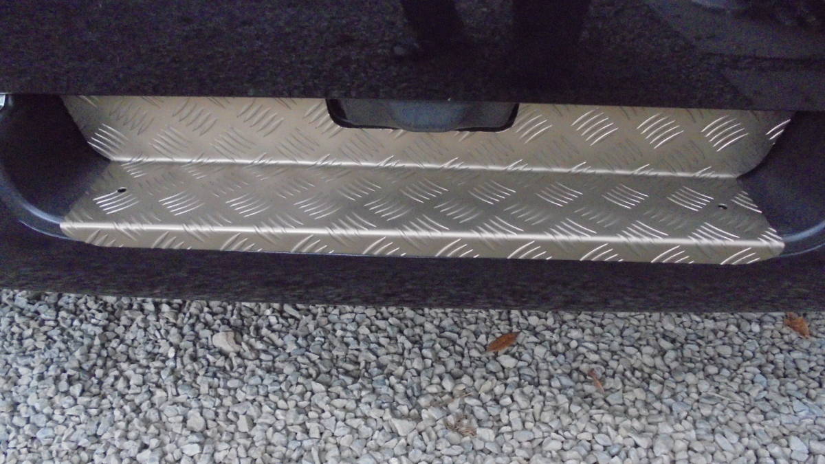 ハイエースバン　200系　リアバンパーステップカバー タイプ４　ナロー用　アルミ製縞板　アルマイトステンカラー濃色　_画像3