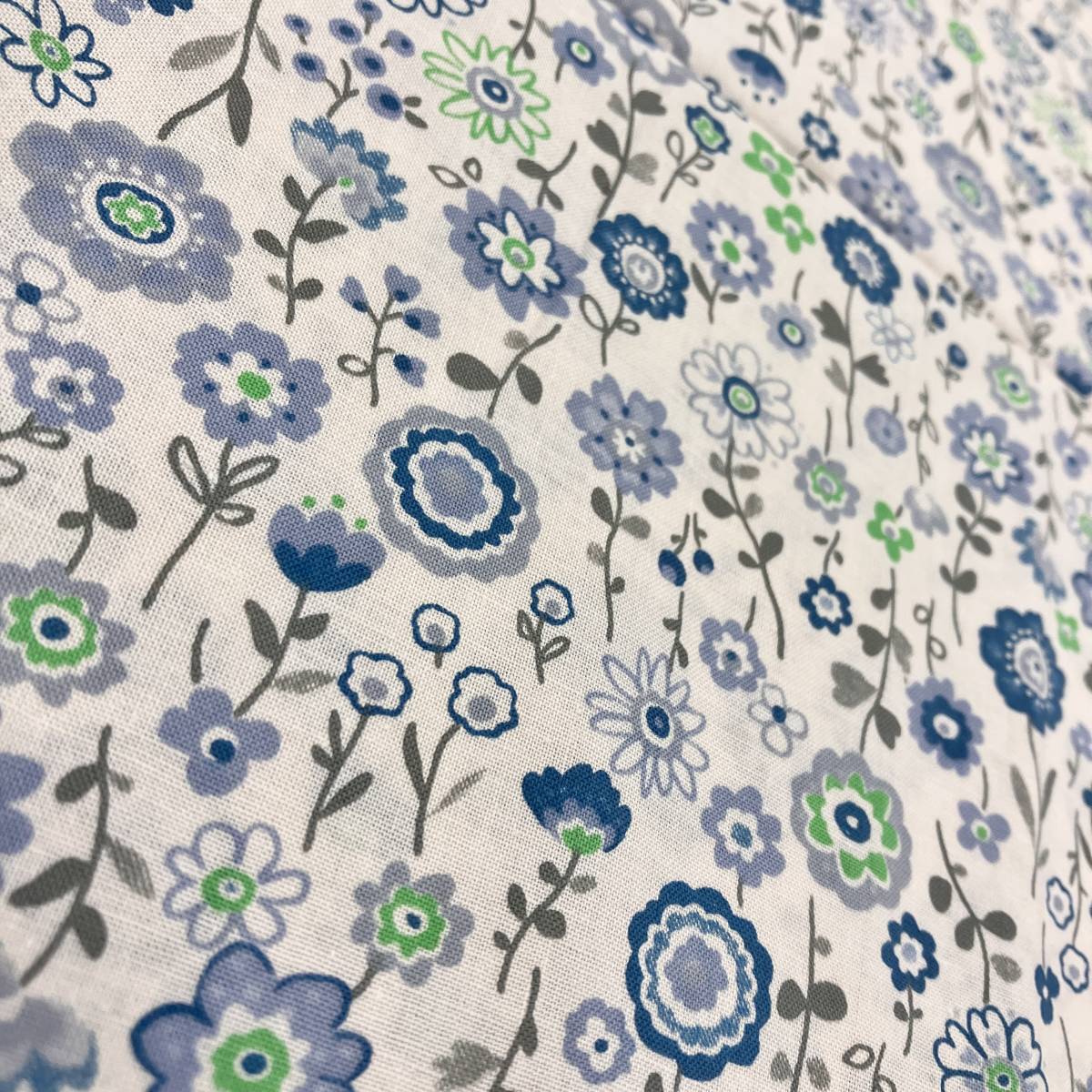☆２枚セット ☆各１００ｃｍ（長さ）×１１０ｃｍ（生地巾） ☆北欧調フラワープリント＃２ ☆スケア／シーチング生地 ☆未使用／限定品