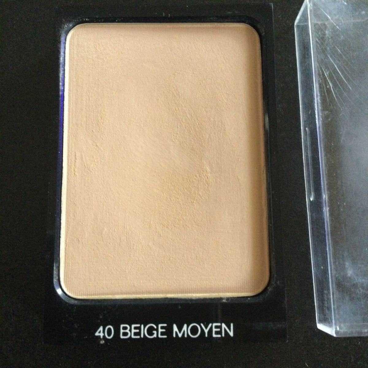 40 Chanel tongue control compact 