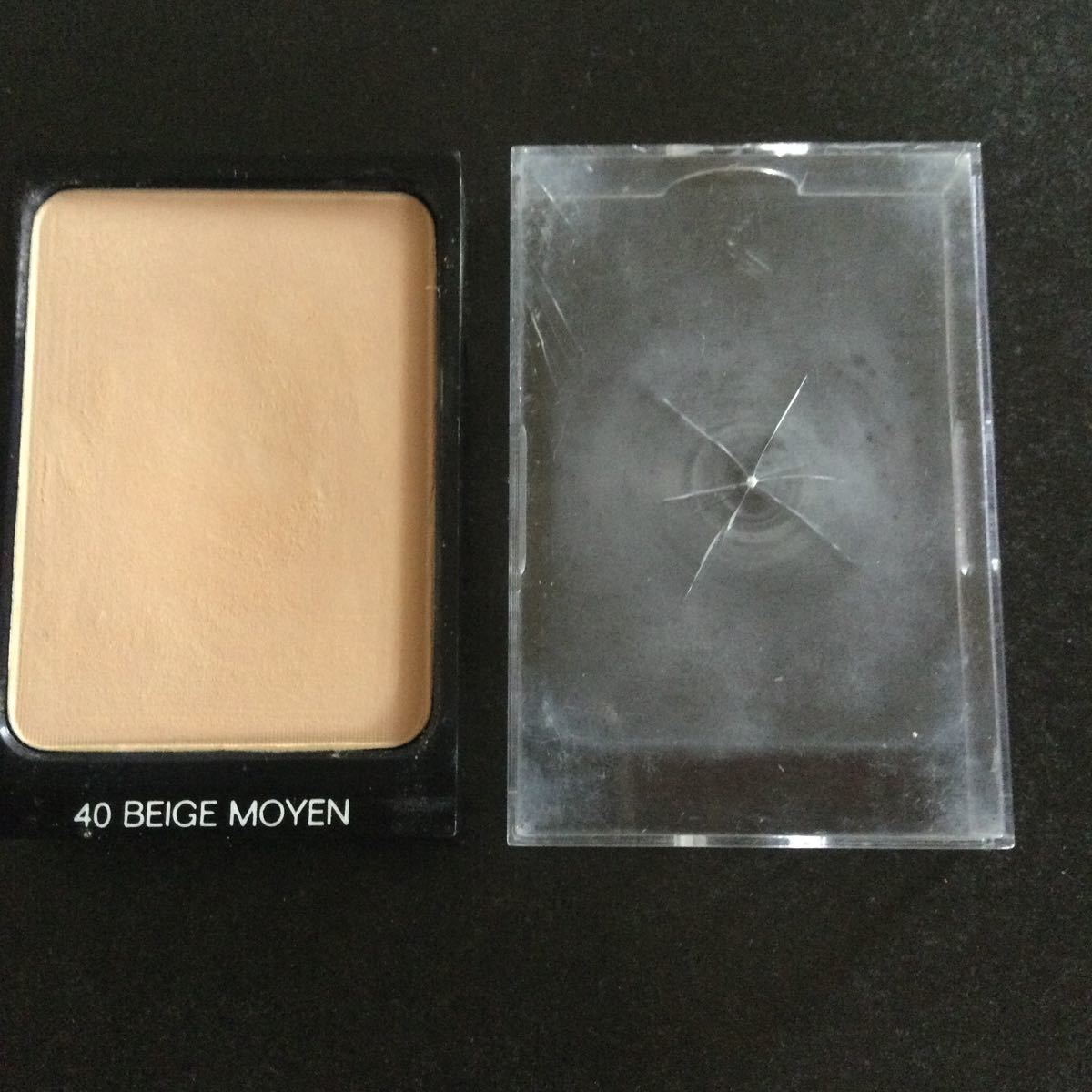 40 Chanel tongue control compact 