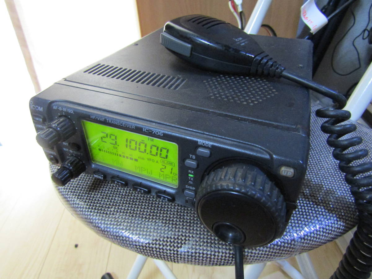 ICOM IC-706 通電確認 HF/50/144Mhz 古いのでジャンク扱いにて(固定