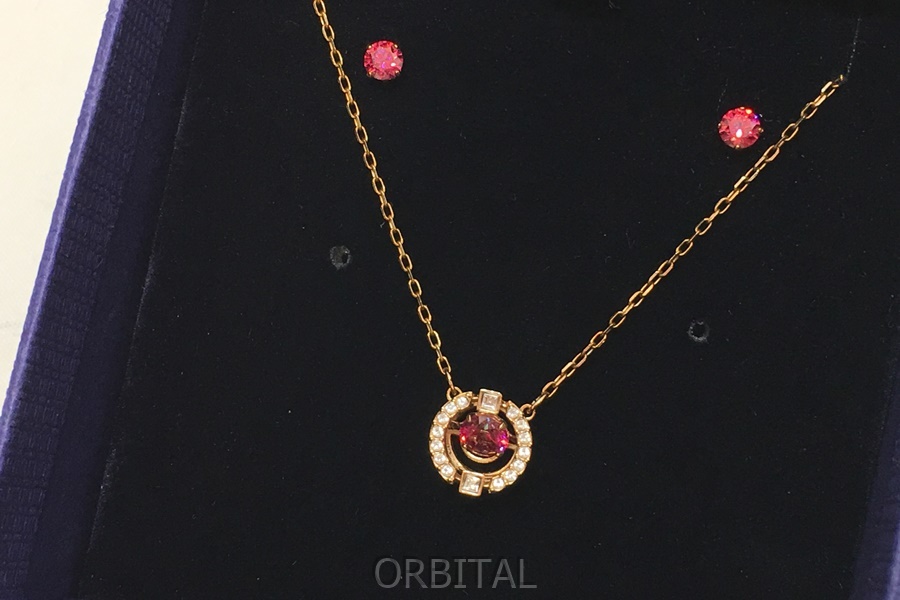 本物の ピアス ラウンド スパークリングダンス SWAROVSKI