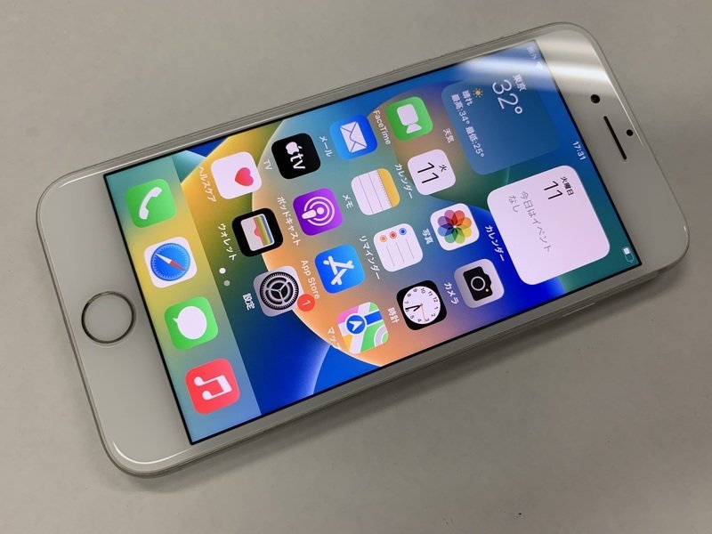 美品 DM700 SIMフリー 64GB シルバー iPhone8 iPhone