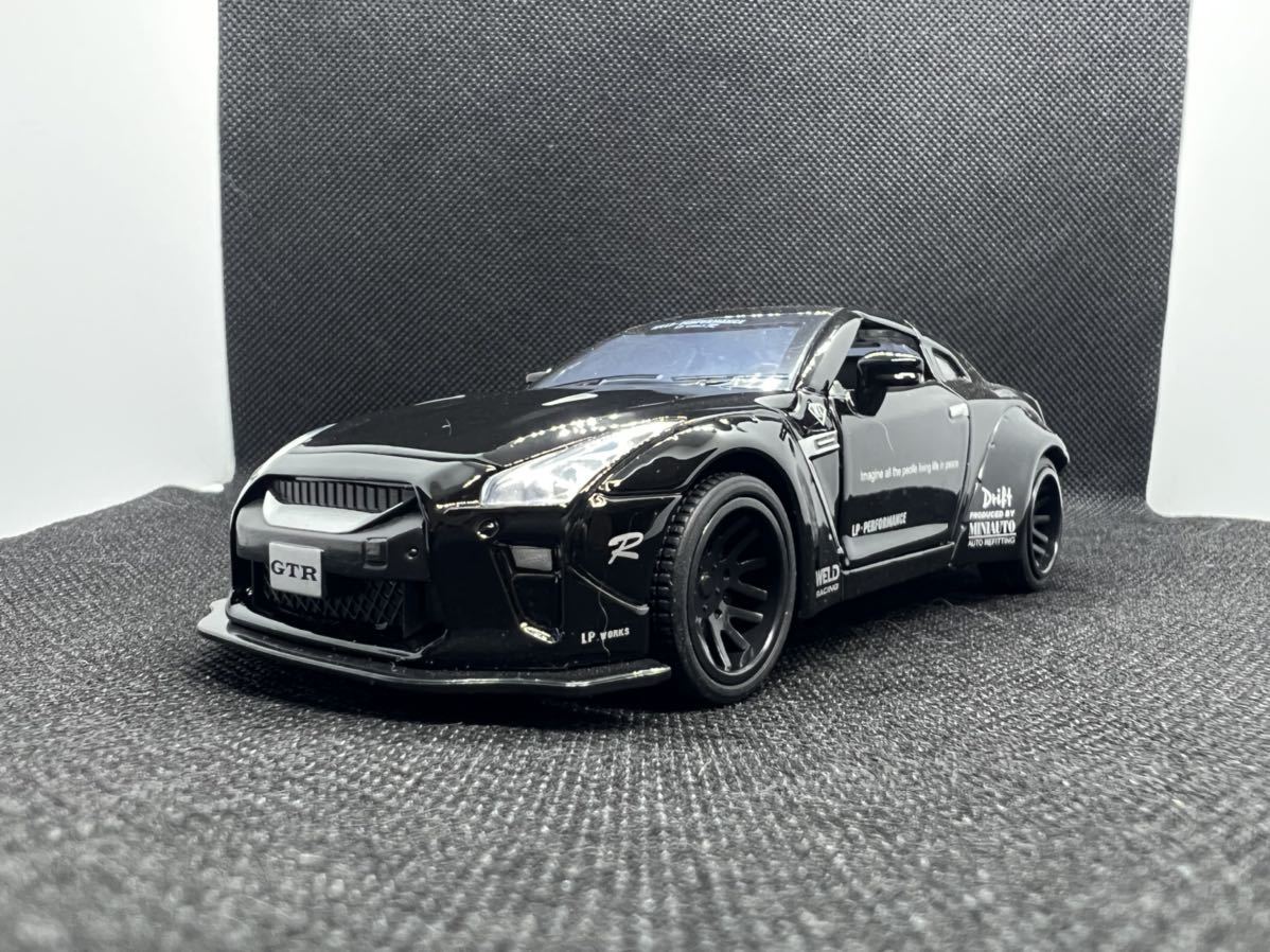 ★ R35 1/32 ダイキャスト　モデルカー　黒　ライト点灯　エンジン音再生ギミックあり　海外製品　プルバックカー　★_画像1