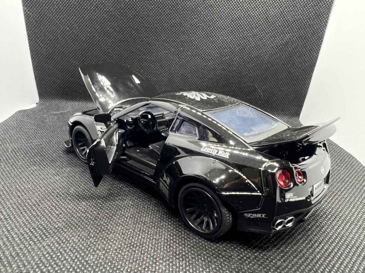 ★ R35 1/32 ダイキャスト　モデルカー　黒　ライト点灯　エンジン音再生ギミックあり　海外製品　プルバックカー　★_画像7