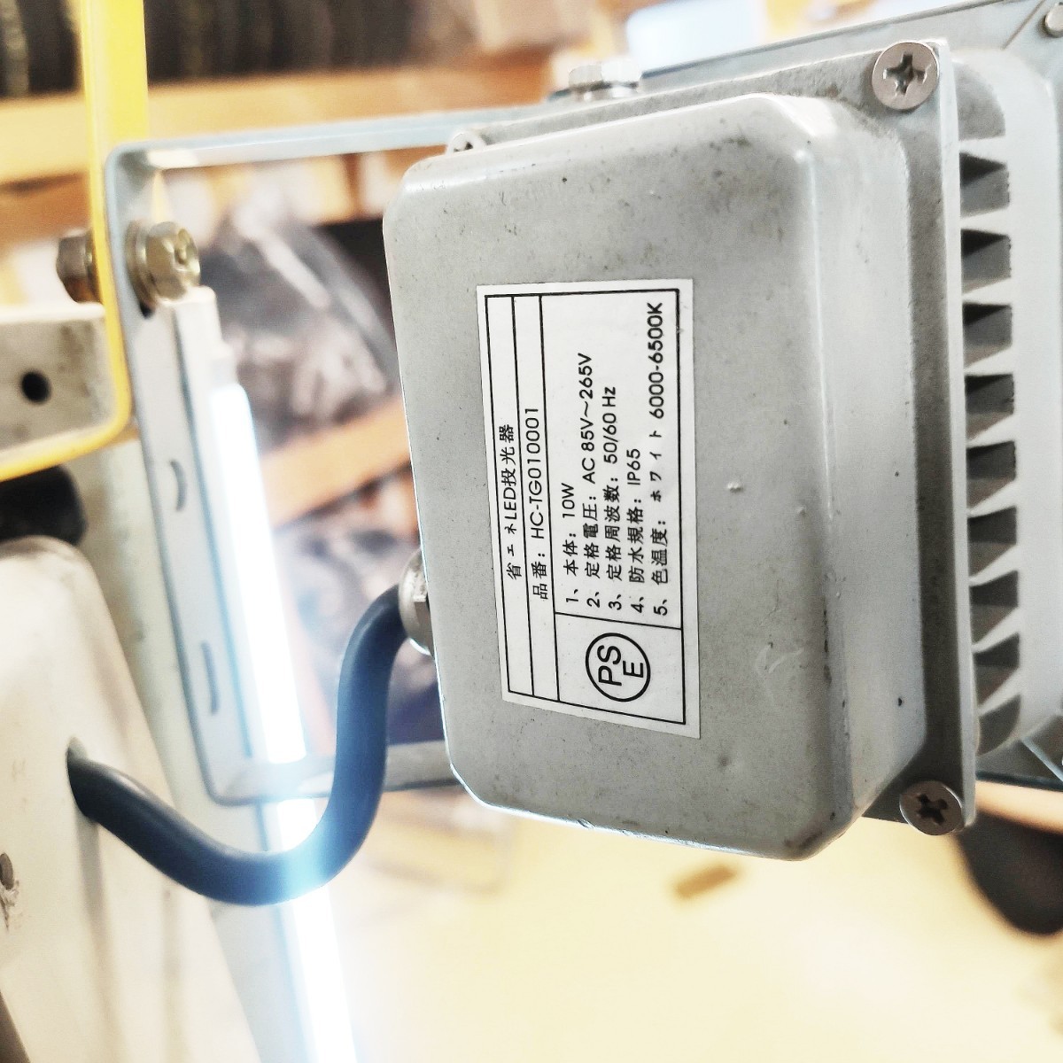 送料込み 3連投光器 LED ハロゲン 蛍光灯 小さく収納から 最大 送料込み 3連投光器 LED ハロゲン 蛍光灯 小さく収納から 最大