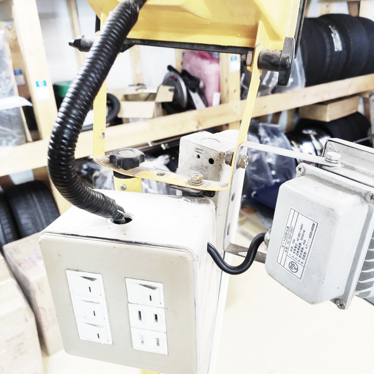 送料込み 3連投光器 LED ハロゲン 蛍光灯 小さく収納から 最大 送料込み 3連投光器 LED ハロゲン 蛍光灯 小さく収納から 最大