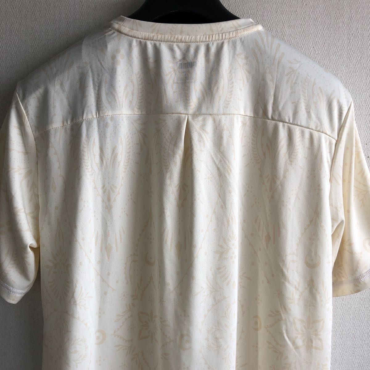 プーマ　スタジオ　ルーズTシャツ　クリーム系XL　定価4290円　ヨガ　521859
