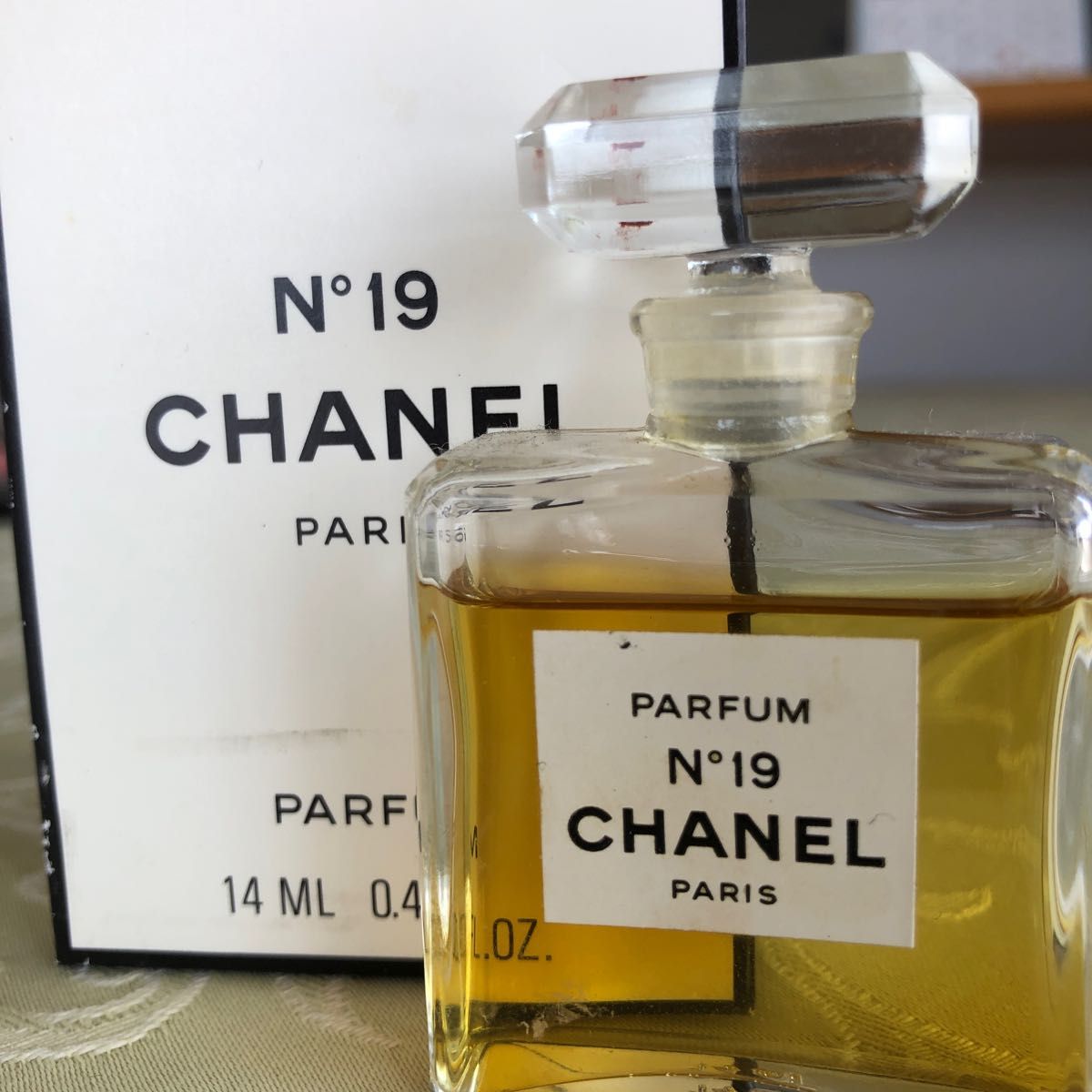 シャネル香水  N°19 PARFUM 14ML 