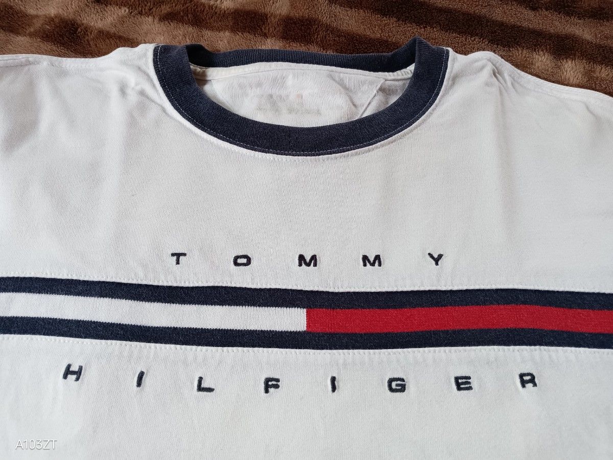 TOMMY HILFIGER Tシャツ定価5500円　トミーヒルフィガー　白　ロゴ入りTシャツ　ティノフラッグTシャツ