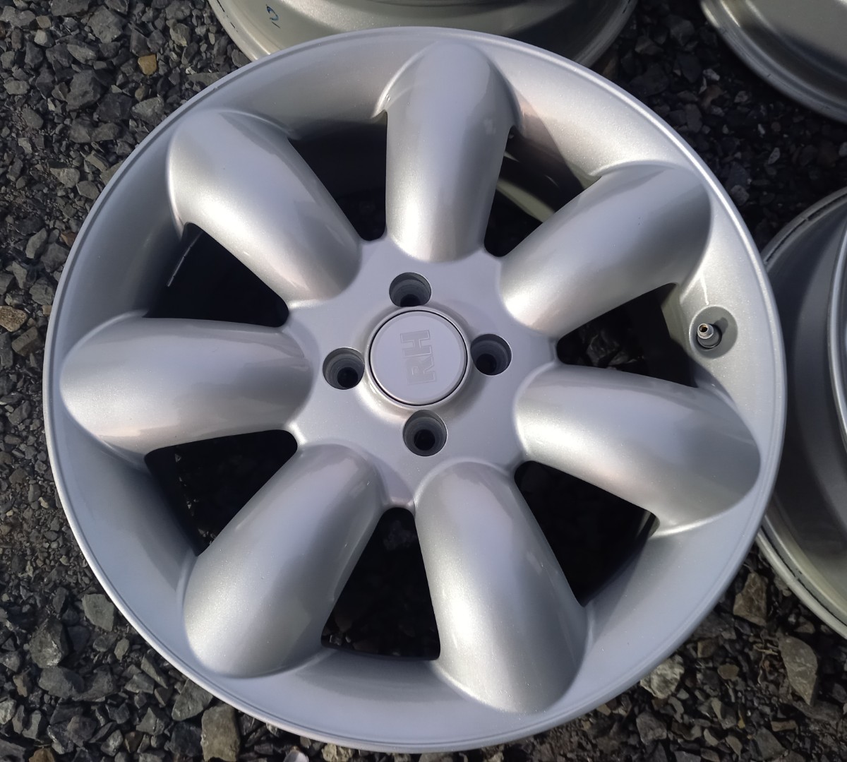 そこそこ 美品 RH NAQ マキシライト MAXILITE 17インチ 7J +35 PCD 100