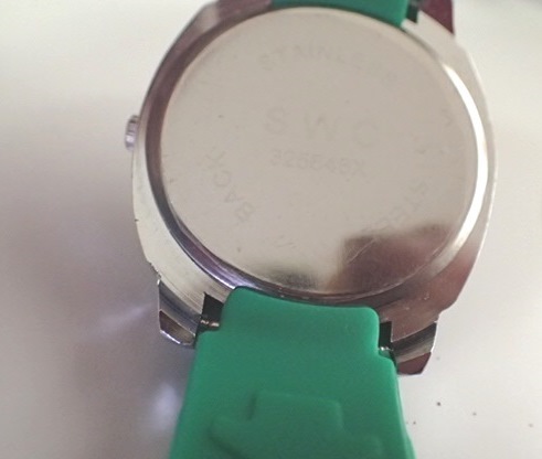 わけあり時計　SWC　ブラック＆グリーン　2個セット　未使用保管品_グリーン裏側に擦り傷があります。