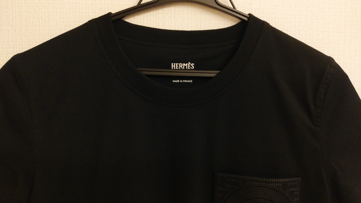 送料無料 23SS 新品タグ付き エルメス 胸ポケット刺繍 高級Tシャツ 黒 34 日本サイズS 都内百貨店23年5月購入しました。レシート有ります。
