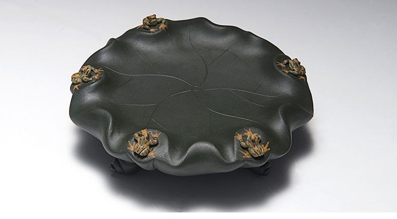 正規品直輸入】 水を噴く5匹のカエル 茶玩 ハス (葉の上) 陶磁器製