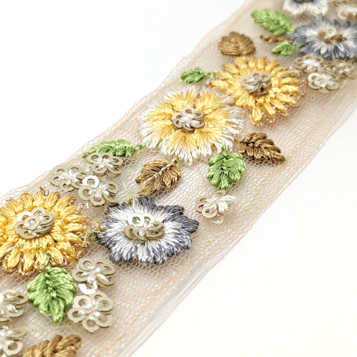 インド刺繍リボン 約37mm 花　黄色　グレー_画像1