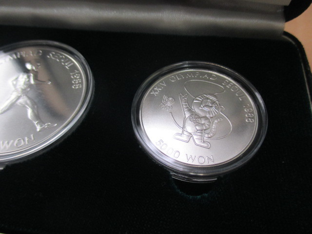 1986年漢城奧運會銀幣2種類型設置10000韓元/ 5000韓元 原文:ソウルオリンピック　1986　銀貨2種セット　10000ウォン／5000ウォン