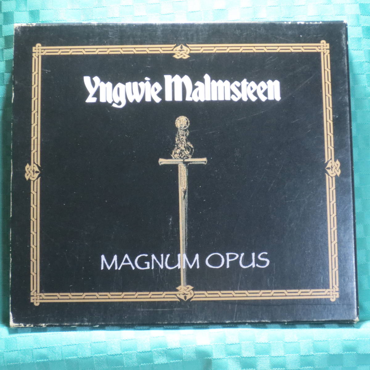 [CD] イングヴェイ・マルムスティーン(Yngwie Malmsteen)Magnum Opus■イニシャル スペシャル ボックス パッケージ■PCCY-00772_スリーヴケース