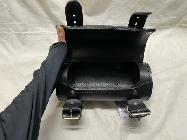 日本初上陸 Lucky Custom Leather製 ツールバッグ イタリアンレザー ブラウン×ブラック ショベル ナックル パンヘッド ボバー チョッパー_カラーが異なりますが開いた形状です。