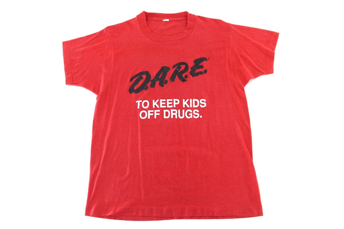 【70年代】SCREEN STARS D.A.R.E TO KEEP KIDS OFF DRUGS. プリントTシャツ SーM レッド 赤 半袖 メッセージT 70's_画像1