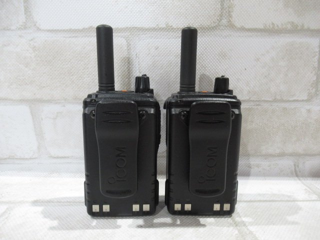 Ω 新A 0175♪ iCOM【IC-D60】アイコム 携帯型デジタル簡易無線機 2台セット 防塵/防水性能 充電台付き_画像4