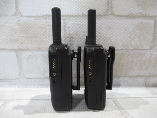 Ω 新A 0175♪ iCOM【IC-D60】アイコム 携帯型デジタル簡易無線機 2台セット 防塵/防水性能 充電台付き_画像3