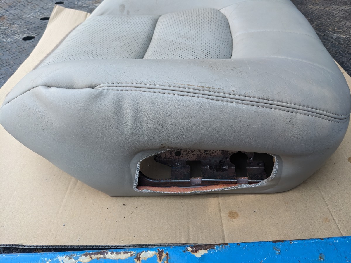  Escalade 02 passenger's seat bearing side 6.0L