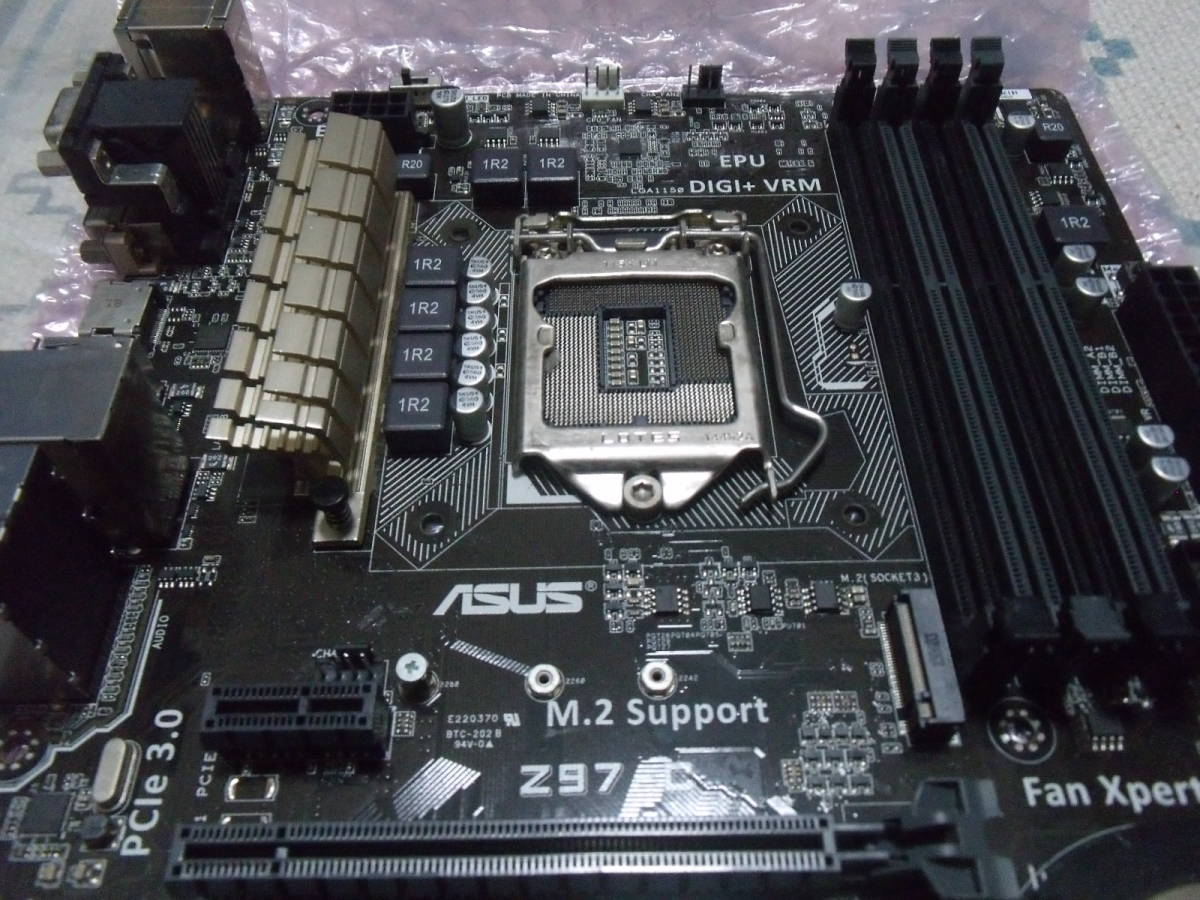 【即決・送料込み】ASUS Z97-C REV 1.05 LGA1150 ATXマザーボード IOパネル付属 動作品_画像4