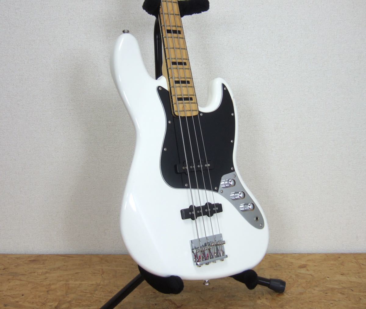 Squier by Fender Vintage Modified 70s Jazz Bass White 70年代仕様