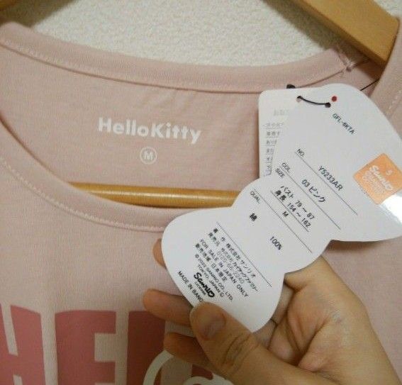 新品タグ付き　サンリオ　ハローキティ　半袖　Tシャツ　タグ付き　半袖　Tシャツ　ロゴ　Hello Kitty