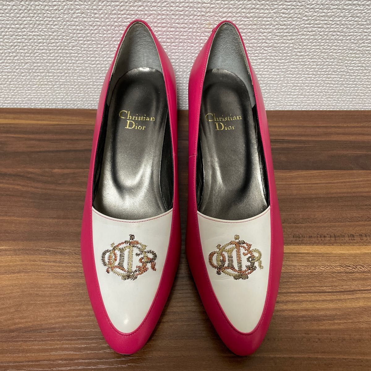 Christian  Dior  クリスチャンディオール 刺繍ロゴヒールパンプス