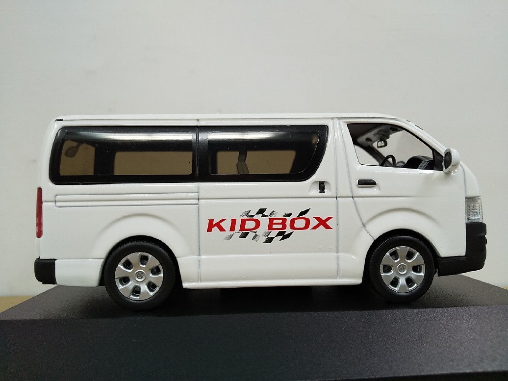 ■ 京商J-COLLECTION製 1/43 JC3500KD TOYOTA HI-ACE 2005(KID BOX membership limited edition) トヨタハイエース モデルミニカー_画像4