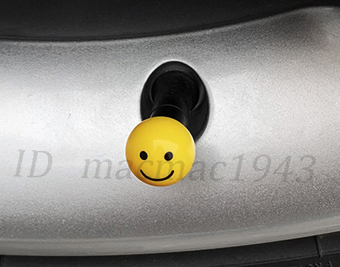 ■送料無料 即決 スマイル エアバルブ 4個セット 笑顔 ニコちゃん バルブ キャップ ホイール タイヤ 汎用 軽量 エアーバルブ アルミ B 9_他デザインのお品ですが、装着イメージです