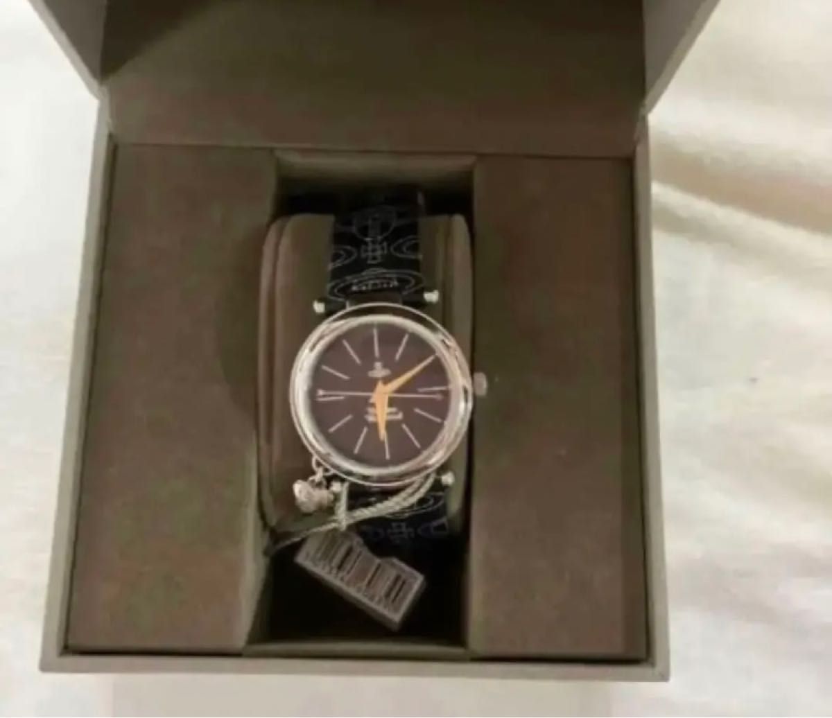 Vivienne Westwood  レディース　腕時計ハートチャーム箱有り新品