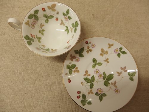 0730555w【WEDGWOOD ワイルドストロベリー ティーカップ＆ソーサー ２客】C&S/ウエッジウッド/WILD STRAWBERRY/中古品_画像2