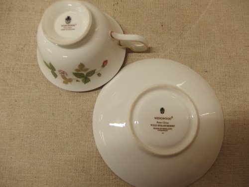 0730555w【WEDGWOOD ワイルドストロベリー ティーカップ＆ソーサー ２客】C&S/ウエッジウッド/WILD STRAWBERRY/中古品_画像3